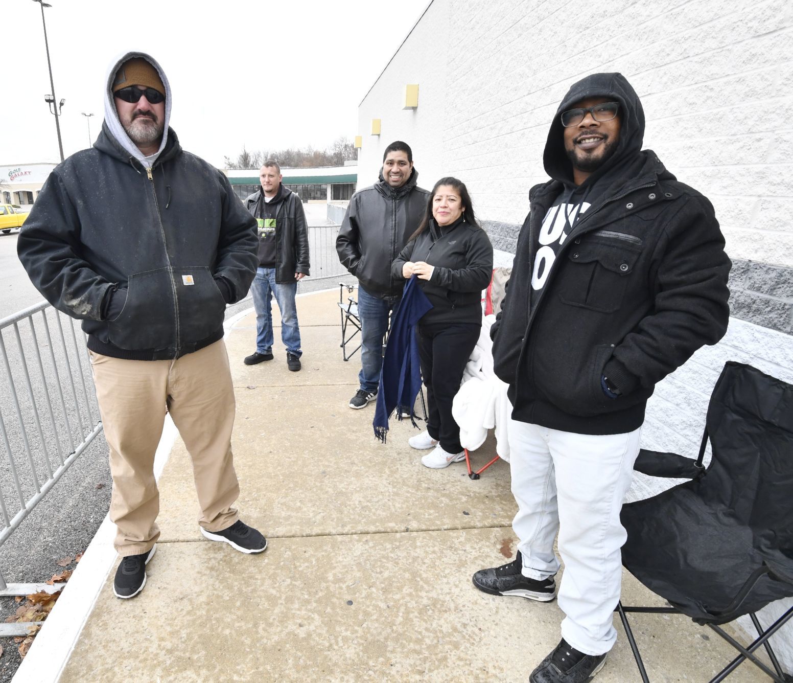 Metro East shoppers hunt for bargains on Thanksgiving day